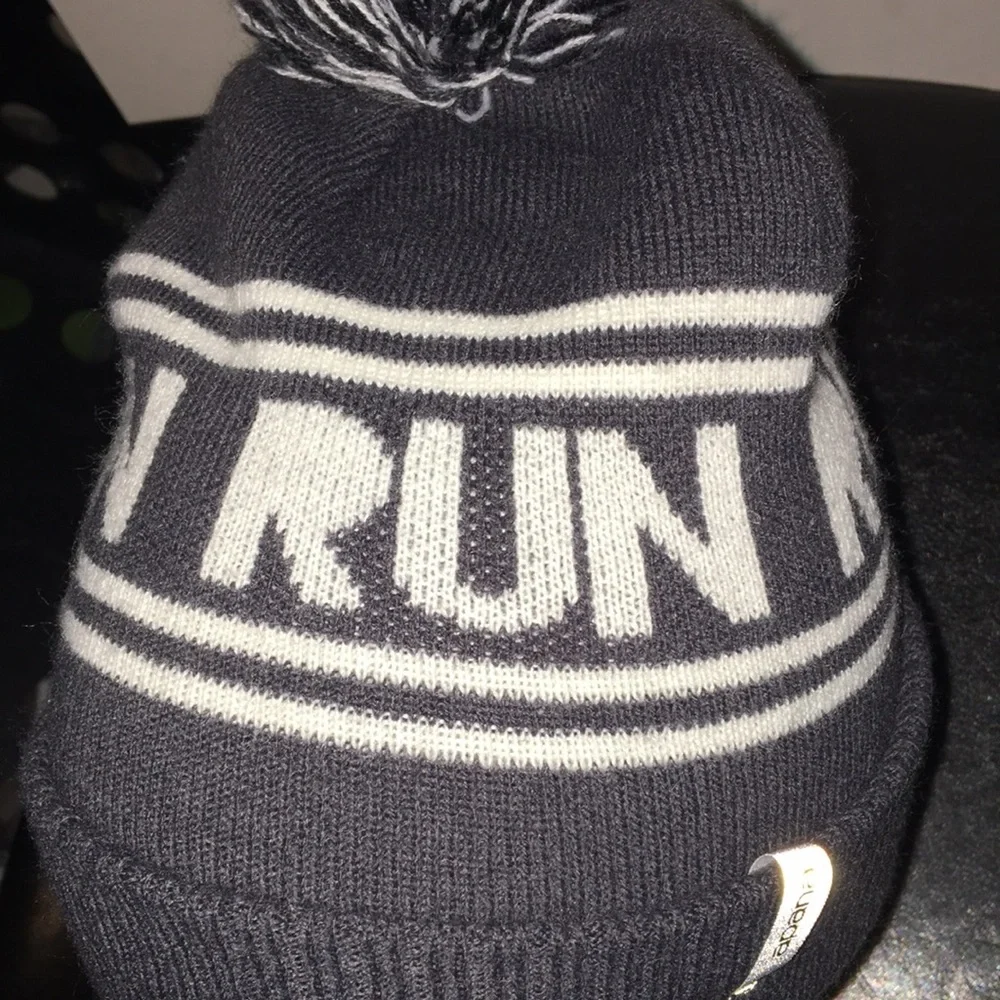 Apana RUN Pom Pom Winter Hat Gray and White EUC